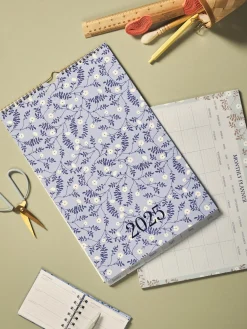 Søstrene Grene Papirvarer^Familiekalender 2025